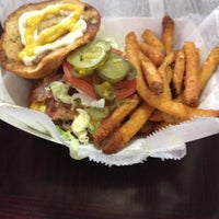 Foto scattata a Beth&amp;#39;s Burger Bar da Alvin M. il 5/5/2013