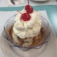 Снимок сделан в Krisch&amp;#39;s Restaurant &amp;amp; Ice Cream Parlour пользователем Tara J. 7/23/2016