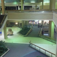 รูปภาพถ่ายที่ Century III Mall โดย Scott B. เมื่อ 12/29/2011