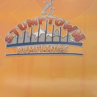 7/6/2012 tarihinde Mark L.ziyaretçi tarafından Stumptown Dumplings'de çekilen fotoğraf