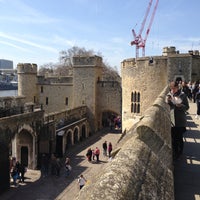 รูปภาพถ่ายที่ Tower of London โดย Alexey S. เมื่อ 4/23/2013