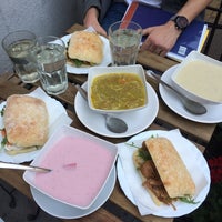 5/7/2014 tarihinde Áron P.ziyaretçi tarafından Anyu leves és szendvics bár'de çekilen fotoğraf
