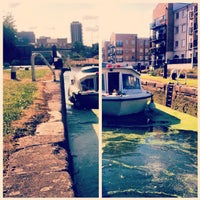 Photo taken at Johnson&amp;#39;s Lock (Regents Canal) by Veiko J. on 9/22/2012