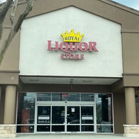 Foto tomada en Royal Liquor Store  por Mr.Max el 3/13/2021