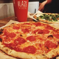 Photo prise au Blaze Pizza par Ari D. le8/13/2015