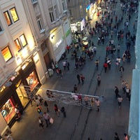 รูปภาพถ่ายที่ İstiklal Caddesi โดย Kürşat Y. เมื่อ 5/17/2015