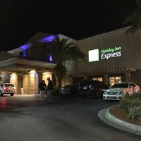 Foto diambil di Holiday Inn Express Jacksonville Beach oleh Thomas F. pada 3/19/2017