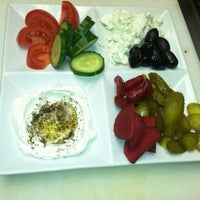 รูปภาพถ่ายที่ Mazah Mediterranean Eatery โดย Katy A. เมื่อ 5/3/2013