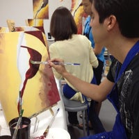 รูปภาพถ่ายที่ Painting With A Twist โดย Elise H. เมื่อ 10/27/2012