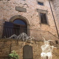 Foto tomada en Castello Della Porta, Frontone  por Sarah B. el 6/24/2018