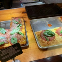 2/22/2022 tarihinde Karl V.ziyaretçi tarafından Square Pizza Co.'de çekilen fotoğraf