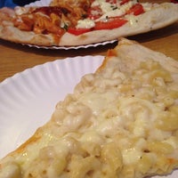 Снимок сделан в Slices Pizza by Tony пользователем Alaina J. 4/9/2014