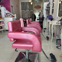 Photo taken at Tangmo: Beauty Salon by Pisaiart P. on 4/1/2023