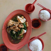 Photo taken at 928 Ngee Fou Restaurant Ampang Yeung Tou Fou by Song on 9/11/2021