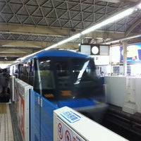 Photo taken at Monorail Hamamatsuchō Station (MO01) by Chia Ling L. on 5/6/2013