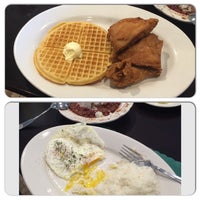 Foto scattata a Mrs. Bea&amp;#39;s Louisiana Chicken &amp;amp; Waffles da @Coastalluxury il 3/5/2015