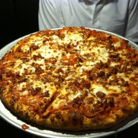 10/13/2012에 Marilyn M.님이 Fox&amp;#39;s Pizza Den에서 찍은 사진