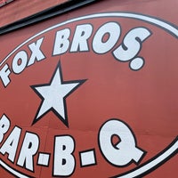 รูปภาพถ่ายที่ Fox Bros. Bar-B-Q โดย Mike E. เมื่อ 7/19/2023