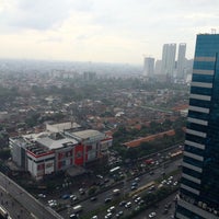 Das Foto wurde bei Menara Peninsula Hotel Jakarta von Karina F. am 3/7/2015 aufgenommen