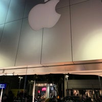 Photo taken at Apple Fukuoka Tenjin by Takashi O. on 9/27/2019