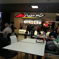Foto diambil di Pizza Hut oleh Gerald P. pada 10/7/2012