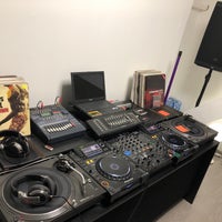 Foto tirada no(a) Clubmasters DJ &amp;amp; Music School por Colin R. em 10/9/2019