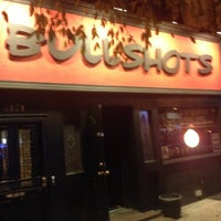 10/24/2013 tarihinde Pete K.ziyaretçi tarafından Bullshots Bar'de çekilen fotoğraf