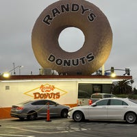 Photo taken at Randy&amp;#39;s Donuts &amp;amp; Chinese Food by Rocio A. on 5/17/2023