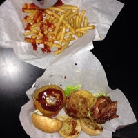 Photo taken at Woody&amp;#39;s Burgers &amp;amp; Beer by Marina J. on 8/15/2015