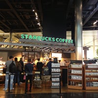รูปภาพถ่ายที่ Starbucks โดย Lourel J. เมื่อ 5/1/2013