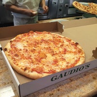 Das Foto wurde bei Gaudio&amp;#39;s Pizzeria &amp;amp; Restaurant von Jesse S. am 2/13/2015 aufgenommen