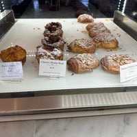 Das Foto wurde bei Alexander&amp;#39;s Patisserie von 🐻🇨🇦 am 2/20/2023 aufgenommen