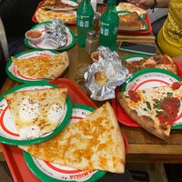 Снимок сделан в Famous Famiglia Pizza пользователем Lorena G. 2/5/2020