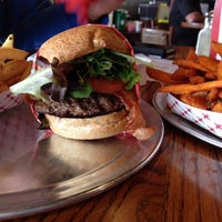 รูปภาพถ่ายที่ Burger Me โดย Lara P. เมื่อ 2/15/2014