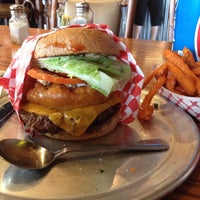 รูปภาพถ่ายที่ Burger Me โดย Lara P. เมื่อ 11/8/2014
