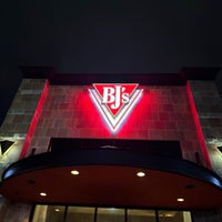 Photo taken at BJ&amp;#39;s Restaurant &amp;amp; Brewhouse by Jay P. on 10/24/2023