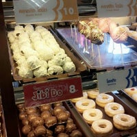 Photo taken at Mister Donut by Phongsiri M. on 11/29/2012