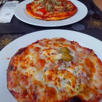 Das Foto wurde bei Munich Pizzeria Restaurant von Beatriz D. am 12/28/2013 aufgenommen