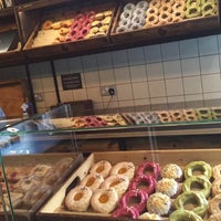 Das Foto wurde bei Crosstown Doughnuts &amp;amp; Coffee von Sheikha A. am 8/15/2015 aufgenommen