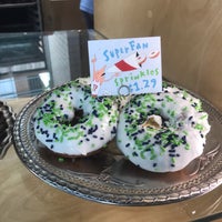 Photo taken at Top Pot Doughnuts by Melissa ♡︎ on 8/15/2018