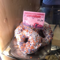 Photo taken at Top Pot Doughnuts by Melissa ♡︎ on 8/15/2018