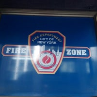 Das Foto wurde bei FDNY Fire Zone von Terry S. am 9/15/2012 aufgenommen