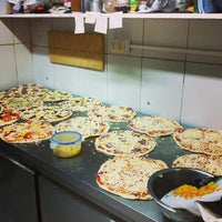 Das Foto wurde bei La Clásica Pizza Bar von Ignacia R. am 8/17/2013 aufgenommen