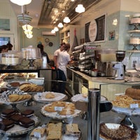 Photo taken at Magnolia Bakery by Саша on 9/13/2015