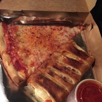 Снимок сделан в Famous Famiglia Pizza пользователем Moses N. 1/13/2017