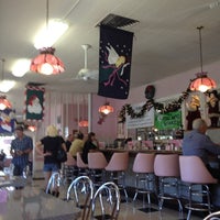 11/28/2012 tarihinde Barb S.ziyaretçi tarafından Sugar Bowl Ice Cream Parlor Restaurant'de çekilen fotoğraf
