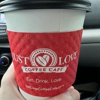 Foto tirada no(a) Just Love Coffee por Lacy W. em 9/24/2022