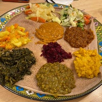 รูปภาพถ่ายที่ Lesaac Ethiopian Cafe โดย pipitu เมื่อ 12/24/2022