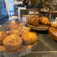 Foto diambil di Moss Café: Farm-To-Table Restaurant and Coffee Shop oleh pipitu pada 1/3/2022