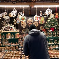 Photo taken at Kultur- und Weihnachtsmarkt Schloß Schönbrunn by pipitu on 12/12/2018